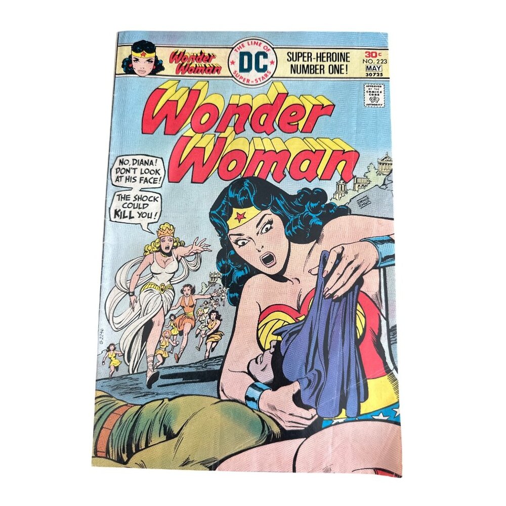 DC Comics Wonder Woman #223 May 1976 Super Heroine Number One Bagged Boarded
